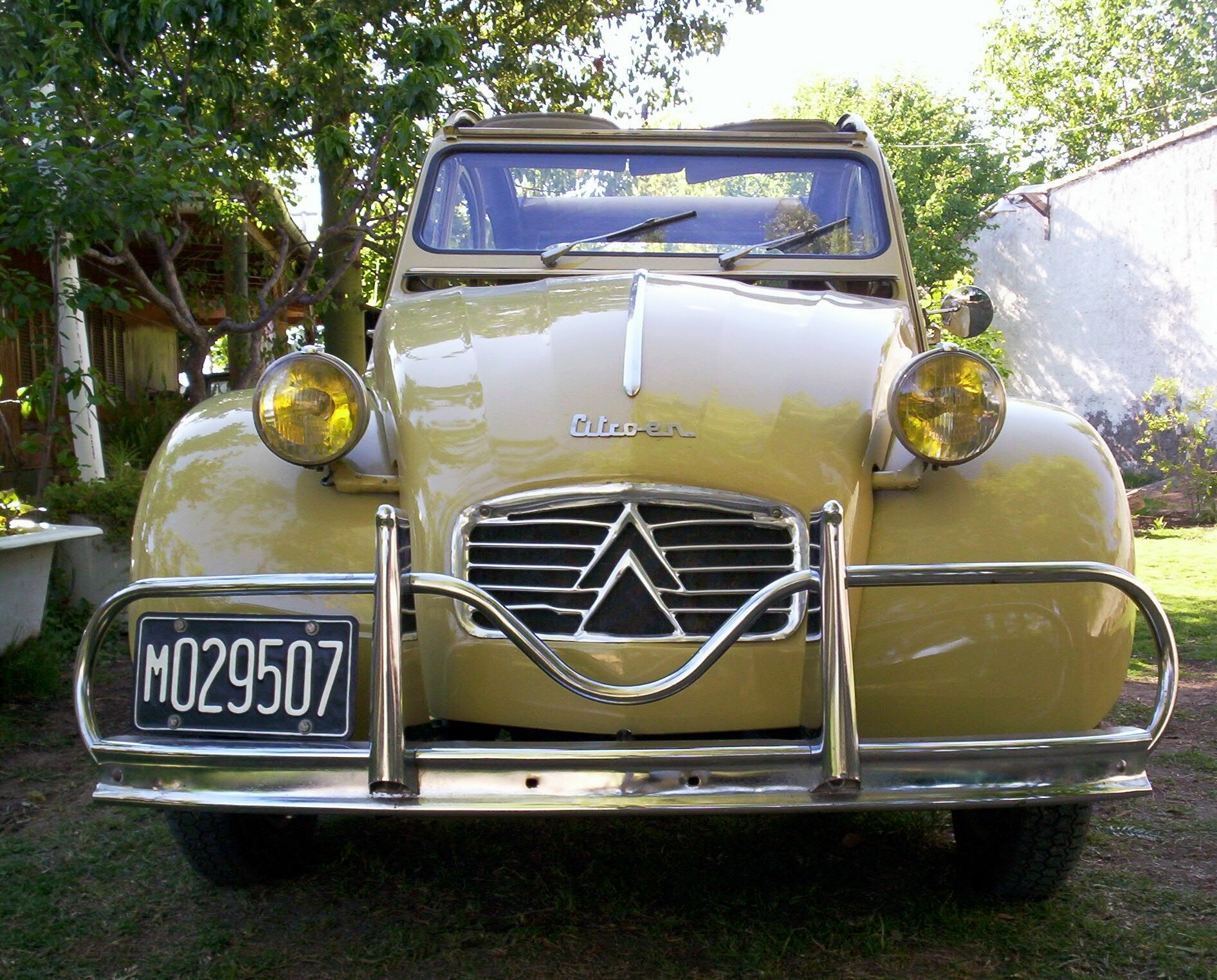 Citroen 2CV Автомобили Chrysler Stratus - Citroen 2CV.