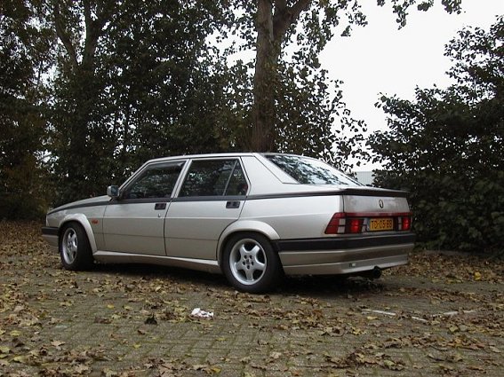 Alfa Romeo 75 Загрузи песни: Музыка Ovi: Alfa Romeo 75.