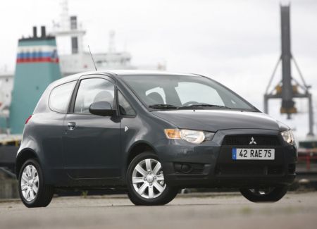 Mitsubishi Colt Ремонт автомобилей Mitsubishi: Mitsubishi Colt. Colt - скидки до 40 000 рублей.