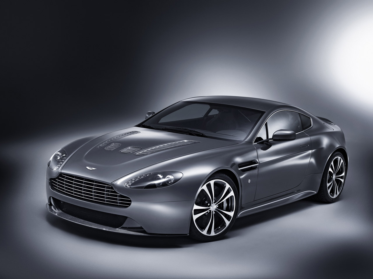 Aston Martin V12 Aston Martin для хороших людей: Aston Martin V12.