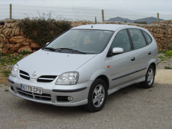 Nissan Almera Tino Автомобили Toyota Corolla - Nissan Almera Tino.