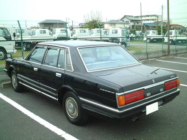 Nissan Cedric Nissan Almera Tino: Nissan Cedric.