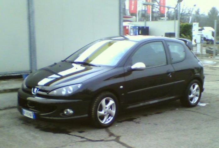 Peugeot 206 Японский автомобиль Suzuki SX4 - Peugeot 206.