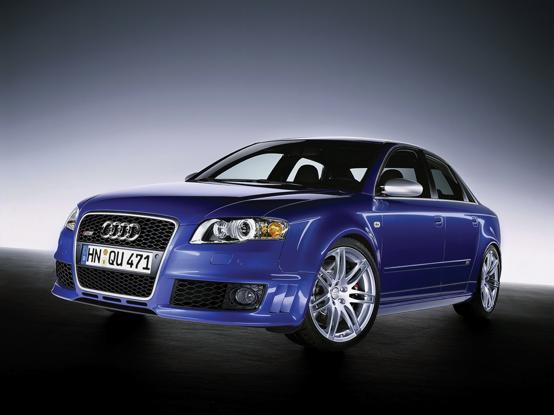 Audi RS4 Водишь Audi? Конкурс для тебя: Audi RS4. Из рук в руки: Автомобили Audi.