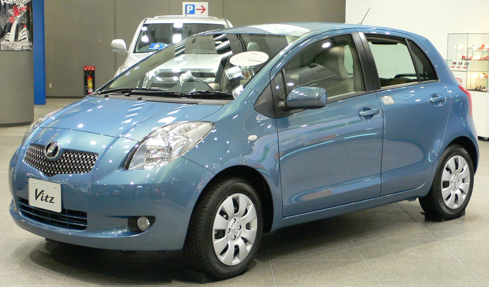 Toyota Vitz Тест-драйв Toyota Prius Hybrid - Toyota Vitz. Автомобили Toyota.