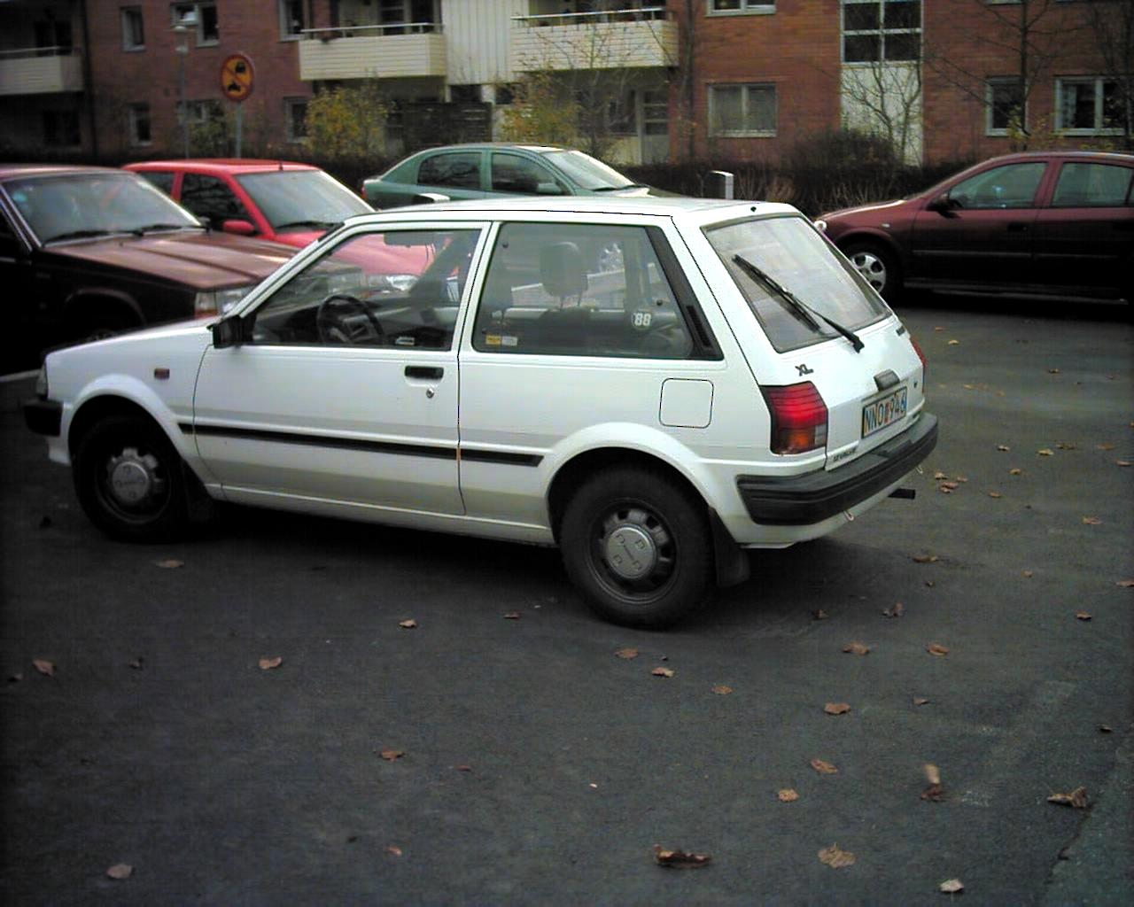 Toyota Starlet Тест-драйв Toyota RAV4 2,4: Toyota Starlet.