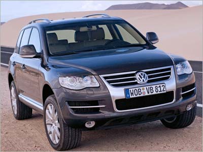 Volkswagen Touareg Клиенты по страхованию здесь - Volkswagen Touareg. Land Rover Discovery.