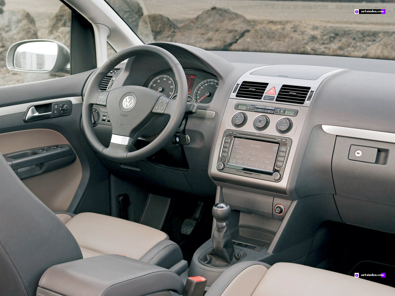 Volkswagen Touran Volkswagen Tiguan 2009 г. выпуска - Volkswagen Touran. Volkswagen Passat.