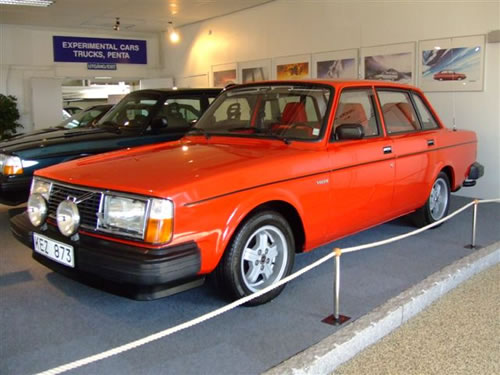 Volvo 244 Подбор нового автомобиля: Volvo 244. Volvo S80: новогоднее предложение.